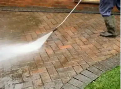 Professzionális térkő tisztítás ipari felszereléssel